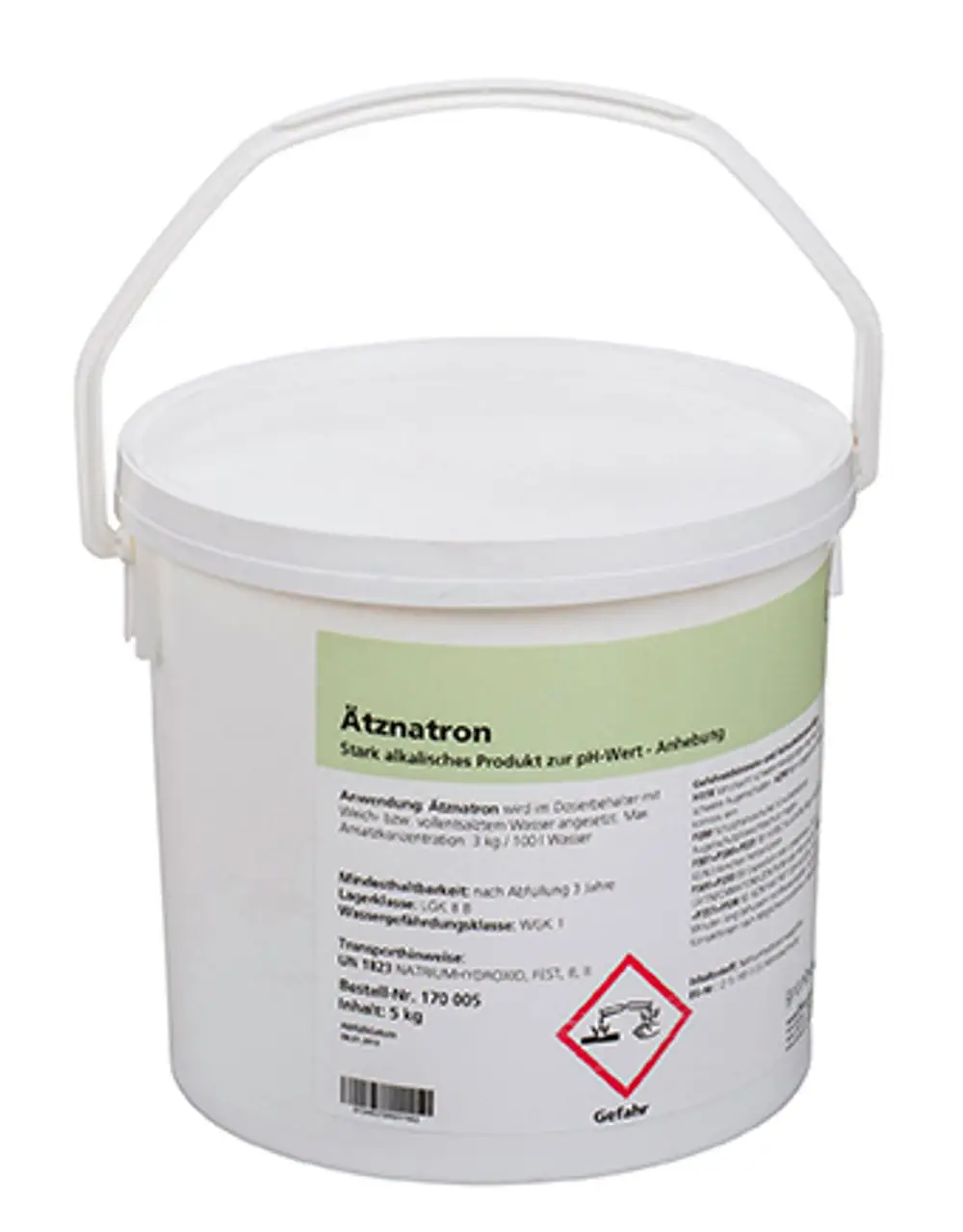 Weißer Eimer mit einem Sicherheitslabel, gefüllt mit einem stark alkalischen Produkt zur pH-Wert-Anhebung, hergestellt von Grünbeck. Inhalt: 5 kg.